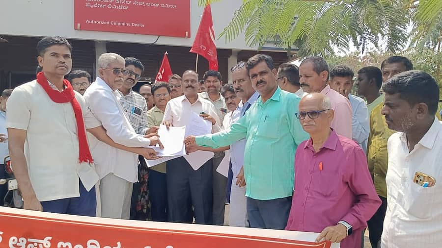 ಉದ್ದಿಮೆಗಳಲ್ಲಿ ಕನಿಷ್ಠ ವೇತನ ಕುರಿತು ತಕ್ಷಣ  ಕ್ರಮ ಕೈಗೊಳ್ಳಲು ಆಗ್ರಹಿಸಿ ಸಿಐಟಿಯು ಮುಖಂಡರು ಮಂಗಳವಾರ ಹೊಸಪೇಟೆಯಲ್ಲಿ ಜಿಲ್ಲಾ ಕಾರ್ಮಿಕ ಅಧಿಕಾರಿ ಸೂರಪ್ಪ ಡೊಂಬರಮತ್ತೂರ ಅವರಿಗೆ ಮನವಿ ಸಲ್ಲಿಸಿದರು  –ಪ್ರಜಾವಾಣಿ ಚಿತ್ರ