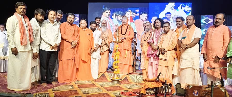 ಕೆಂಭಾವಿ ಸಮೀಪ ಮುನೀರ್ ಬೊಮ್ಮನಹಳ್ಳಿ ಗ್ರಾಮದಲ್ಲಿ ಸೋಮವಾರ ಅಮರೇಶ್ವರ ಜಾತ್ರಾ ಮಹೋತ್ಸವದ ಅಂಗವಾಗಿ ಉಜ್ಜಯನಿ ಮಹಾಸಂಸ್ಥಾನದ ಸಿದ್ಧಲಿಂಗ ರಾಜದೇಶಿಕೇಂದ್ರ ಶಿವಾಚಾರ್ಯರ ಸನ್ನಿಧಿಯಲ್ಲಿ ಧರ್ಮಸಭೆ ಜರುಗಿತು