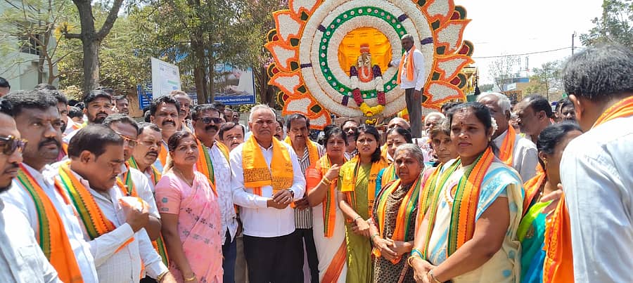 ಮಾಲೂರಿನಲ್ಲಿ ನಡೆದ ಕಾಲಜ್ಞಾನಿ ಕೈವಾರ ತಾತಯ್ಯ ಜಯಂತಿ ಅಂಗವಾಗಿ ತಾತಯ್ಯ ಅವರ ಪುತ್ಥಳಿ ಮೆರವಣಿಗೆಗೆ ಶಾಸಕ ಕೆ.ವೈ.ನಂಜೇಗೌಡ ಚಾಲನೆ ನೀಡಿದರು. ತಹಶೀಲ್ದಾರ್ ರೂಪ, ಮಾಜಿ ಶಾಸಕ ಎ.ನಾಗರಾಜು, ಸಂಘದ ಅಧ್ಯಕ್ಷ ನಾರಾಯಣಸ್ವಾಮಿ ಇದ್ದರು