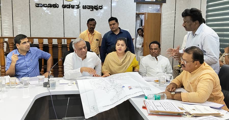 ಚಿತ್ತಾಪುರ ಪ್ರಜಾಸೌಧ ಸಭಾಂಗಣದಲ್ಲಿ ಮಂಗಳವಾರ ಅಧಿಗಾರಿಗಳ ಸಭೆಯಲ್ಲಿ ಸಚಿವ ಪ್ರಿಯಾಂಕ್ ಖರ್ಗೆ ಅವರು ಸಣ್ಣ ನೀರಾವರಿ ಇಲಾಖೆ ಕಾಮಗಾರಿಯ ನೀಲನಕ್ಷೆ ಪರಿಶೀಲಿಸಿದರು