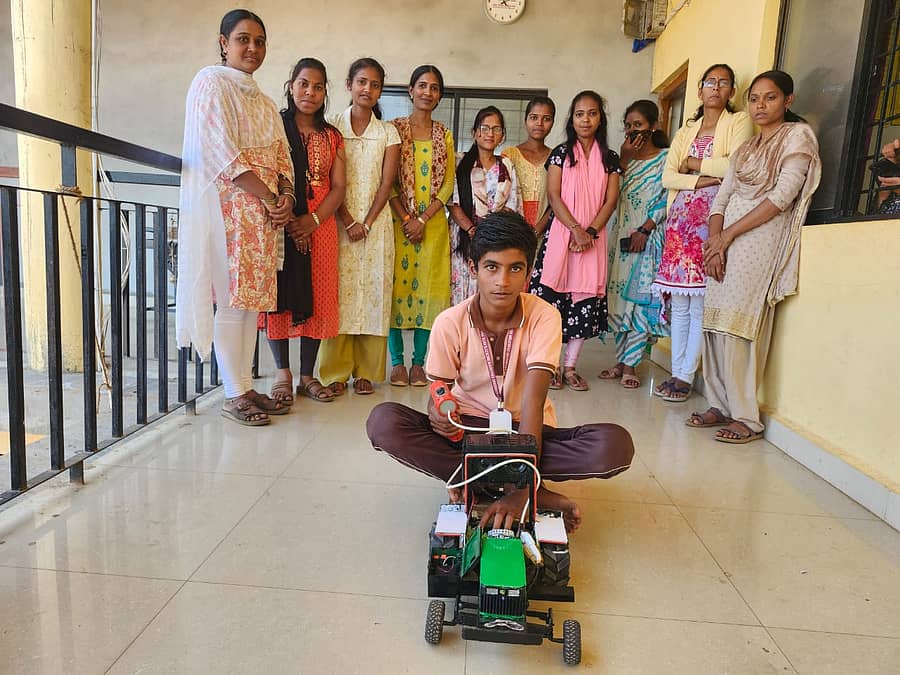 ತಾನು ತಯಾರಿಸಿದ ಮಿನಿ ಟ್ರ್ಯಾಕ್ಟರ್ ಅನ್ನು ಶಾಲೆಗೆ ಉಡುಗೊರೆಯಾಗಿ ನೀಡಿದ ವಿದ್ಯಾರ್ಥಿ ಶ್ರೀಶೈಲ ಕಲಗೌಡ ಜಗದೇವ