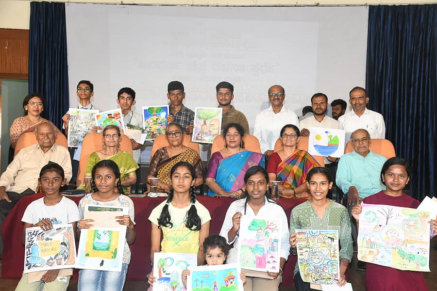 ಚಿತ್ರಕಲಾ ಸ್ಪರ್ಧೆ ವಿಜೇತರೊಂದಿಗೆ ಆರ್. ಸುನಂದಮ್ಮ, ಪ್ರೊ. ಎನ್.ಕೆ. ಲೋಲಾಕ್ಷಿ, ಪ್ರೊ.ವಿಜಯಕುಮಾರಿ ಎಸ್.ಕರಿಕಲ್, ಎಚ್.ಎಲ್.ಶೈಲಜಾ, ಪುಟ್ಟನಂಜಯ್ಯ ಜೊತೆಗಿದ್ದಾರೆ