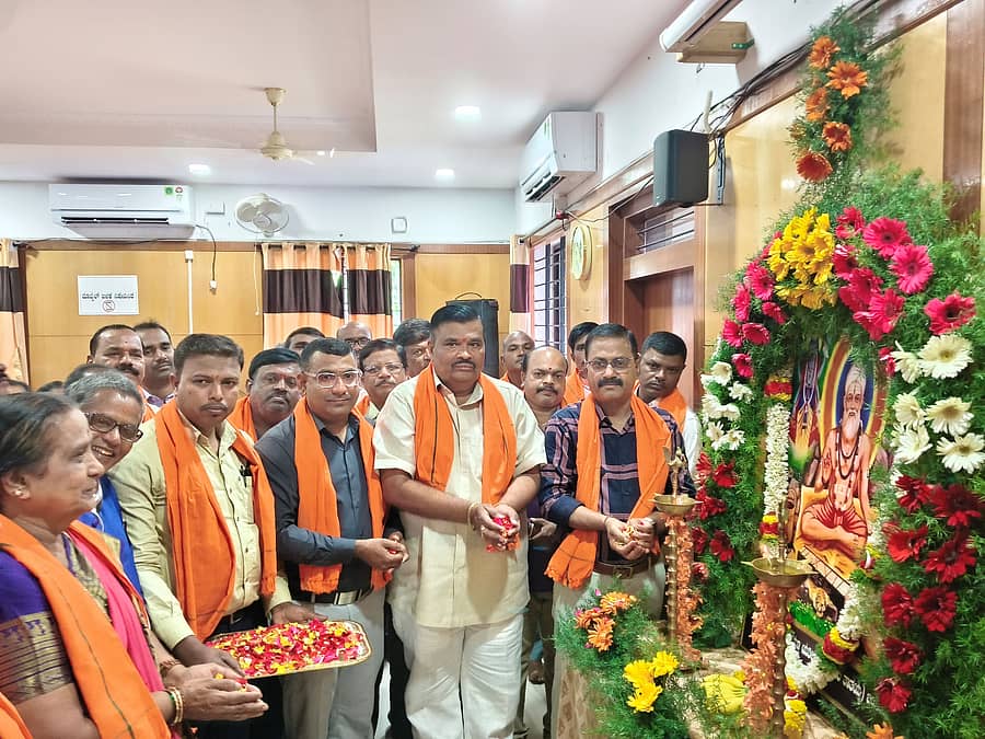 ದಾವಣಗೆರೆಯ ಜಿಲ್ಲಾಧಿಕಾರಿ ಕಚೇರಿಯಲ್ಲಿ ಮಂಗಳವಾರ ನಡೆದ ಕಾರ್ಯಕ್ರಮದಲ್ಲಿ ಕೈವಾರ ತಾತಯ್ಯ ಅವರ ಭಾವಚಿತ್ರಕ್ಕೆ ಹೆಚ್ಚುವರಿ ಜಿಲ್ಲಾಧಿಕಾರಿ ಶೀಲವಂತ ಶಿವಕುಮಾರ್ ಅವರು ಪುಷ್ಪಾರ್ಚನೆ ಮಾಡಿದರು