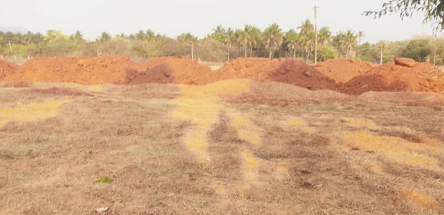 ಕೋರ ಹೋಬಳಿ ಬತ್ಸಂದ್ರ ಗ್ರಾಮದಲ್ಲಿ ಮಣ್ಣು ಸಂಗ್ರಹಿಸಿರುವುದು
