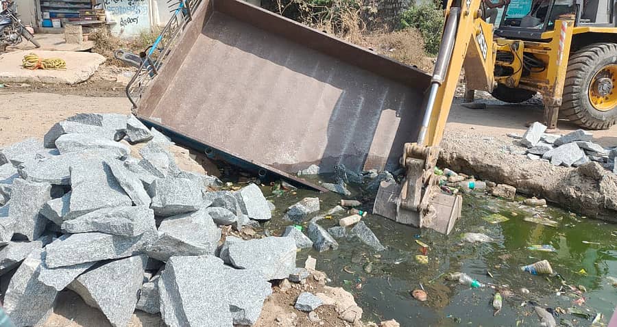 ಮುಳಗುಂದ ಸಮೀಪದ ಚಿಂಚಲಿ ಗ್ರಾಮದ ತೇರಿನ ಗಡ್ಡಿ ಹತ್ತಿರ ಚರಂಡಿ ನಿರ್ಮಾಣಕ್ಕೆ ಅಗೆದ ಗುಂಡಿಯಲ್ಲಿ ಟೇಲರ್‌ ಜಾರಿ ಬಿದ್ದಿರುವುದು