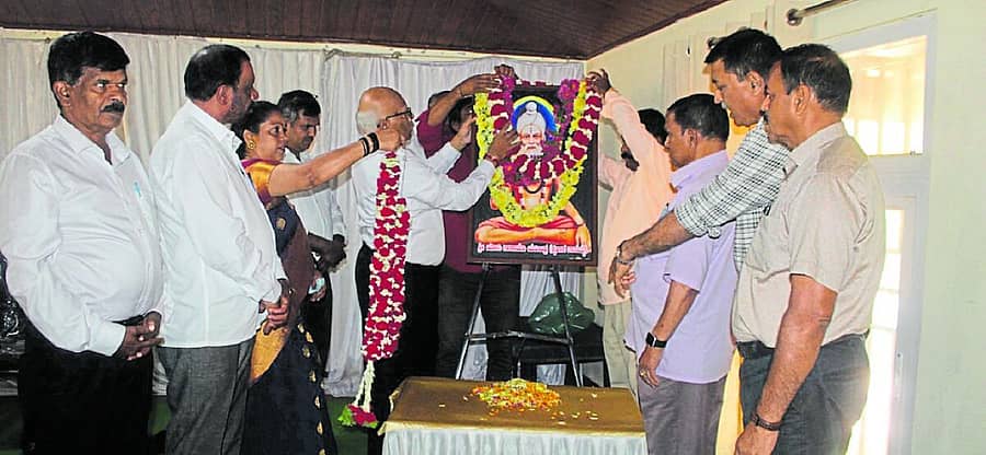 <div class="paragraphs"><p>ಜಿಲ್ಲಾಡಳಿತ, ಜಿಲ್ಲಾ ಪಂಚಾಯಿತಿ, ಕನ್ನಡ ಮತ್ತು ಸಂಸ್ಕೃತಿ ಇಲಾಖೆ ವತಿಯಿಂದ ಮಡಿಕೇರಿಯ ಗಾಂಧಿ ಭವನದಲ್ಲಿ ಮಂಗಳವಾರ ನಡೆದ ಶ್ರೀ ಯೋಗಿ ನಾರೇಯಣ ಯತೀಂದ್ರರ (ಕೈವಾರ ತಾತಯ್ಯ) ಭಾವಚಿತ್ರಕ್ಕೆ ಪುಷ್ಪನಮನ ಸಲ್ಲಿಸಲಾಯಿತು</p></div>