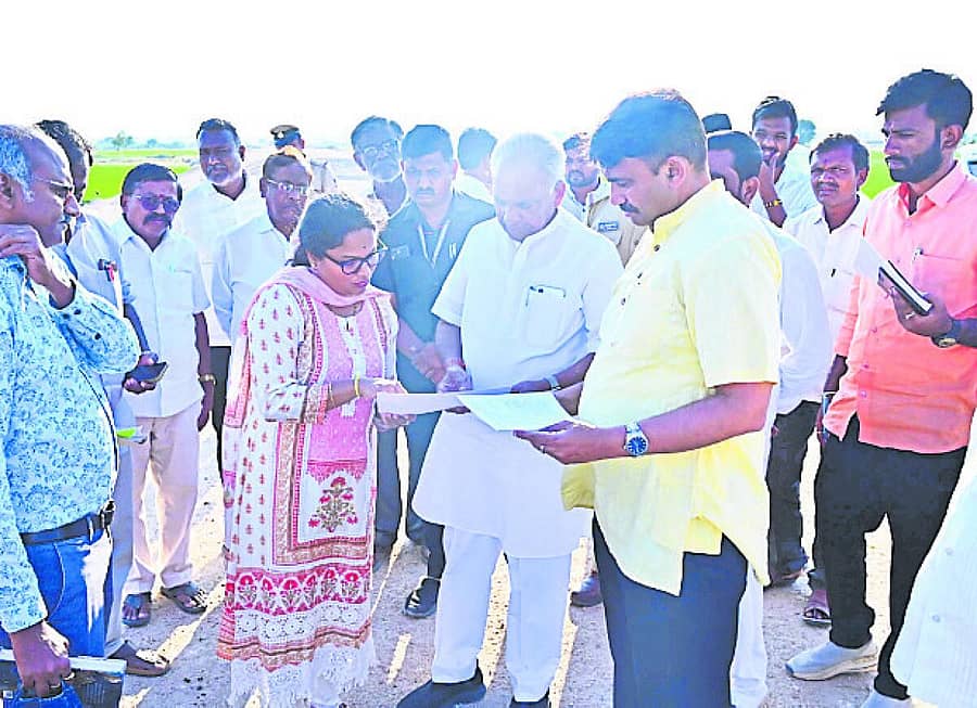 <div class="paragraphs"><p>ಸಿಂಧನೂರು–ರಾಯಚೂರು ರೈಲು ಮಾರ್ಗ ಕಾಮಗಾರಿಯನ್ನು ಸಚಿವ ಎನ್.ಎಸ್.ಬೋಸರಾಜು, ಸಂಸದ ಜಿ.ಕುಮಾರ ನಾಯಕ ಪರಿಶೀಲನೆ ನಡೆಸಿದರು</p></div>