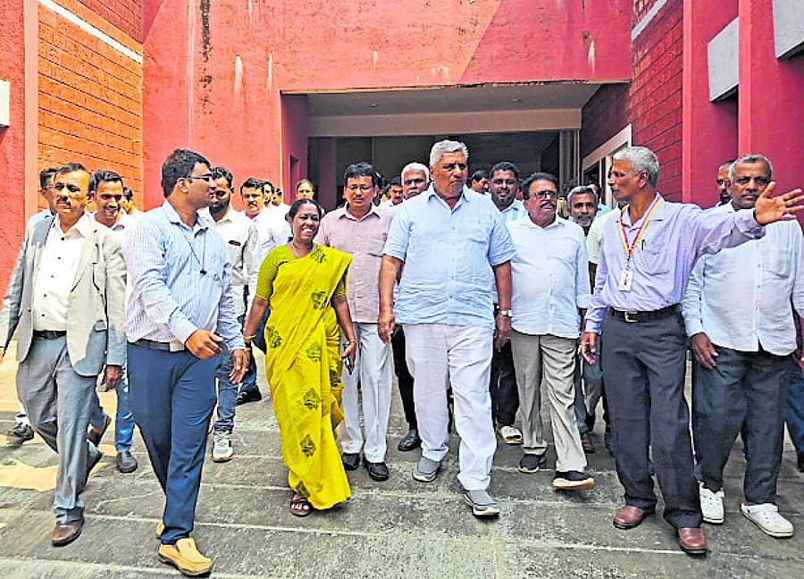 <div class="paragraphs"><p>ಉಪ್ಪಿನಂಗಡಿ ಸಮೀಪದ ಕೊಯಿಲ ಪಶು ವೈದ್ಯಕೀಯ ಕಾಲೇಜಿಗೆ ಸಚಿವ ಕೆ.ವೆಂಕಟೇಶ್ ಭೇಟಿ ನೀಡಿ ಪರಿಶೀಲನೆ ನಡೆಸಿದರು</p></div>