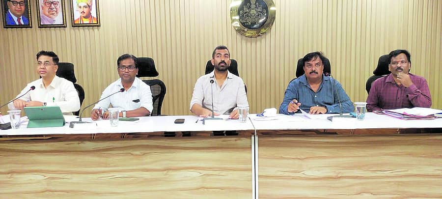 <div class="paragraphs"><p>ಕುಶಾಲನಗರ ಪುರಸಭೆ ಸಭಾಂಗಣದಲ್ಲಿ ಕುಡಿಯುವ ನೀರಿನ ಸಮಸ್ಯೆ ಕುರಿತ ಟಾಸ್ಕ್ ಫೋರ್ಸ್ ಸಭೆ ಶಾಸಕ ಡಾ.ಮಂತರ್ ಗೌಡ ಅವರ ಅಧ್ಯಕ್ಷತೆಯಲ್ಲಿ ಮಂಗಳವಾರ ನಡೆಯಿತು</p></div>