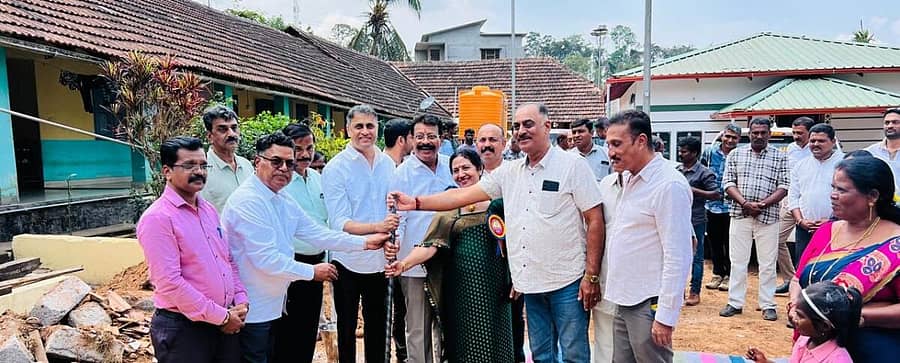 <div class="paragraphs"><p>ಗೋಣಿಕೊಪ್ಪಲು ಬಳಿಯ ಕುಟ್ಟದಲ್ಲಿ ಪರಿಶಿಷ್ಟ ಪಂಗಡದ ಬಾಲಕಿಯರ ವಸತಿ ನಿಲಯ ಕಟ್ಟಡ ನಿರ್ಮಾಣಕ್ಕೆ ಶಾಸಕ ಎ.ಎಸ್.ಪೊನ್ನಣ್ಣ ಭೂಮಿ ಪೂಜೆ ನೆರವೇರಿಸಿದರು. ಮುಕ್ಕಾಟೀರ ನವೀನ್ ಅಯ್ಯಪ್ಪ, ತೀತಿರ ಧರ್ಮಜ ಉತ್ತಪ್ಪ, ಸುಜಾಕುಶಾಲಪ್ಪ, ಶಾಂತೆಯಂಡ ವೀಣಚ್ಚಯ್ಯ ಪಾಲ್ಗೊಂಡಿದ್ದರು</p></div>