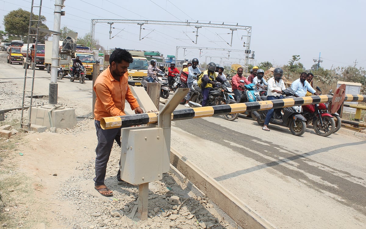 Railway Gate Issue: ಆನೇಕಲ್: ಹದಗೆಟ್ಟ ರೈಲ್ವೆ ಗೇಟ್ ಸ್ವಯಂ ಚಾಲಿತ ವ್ಯವಸ್ಥೆ ...