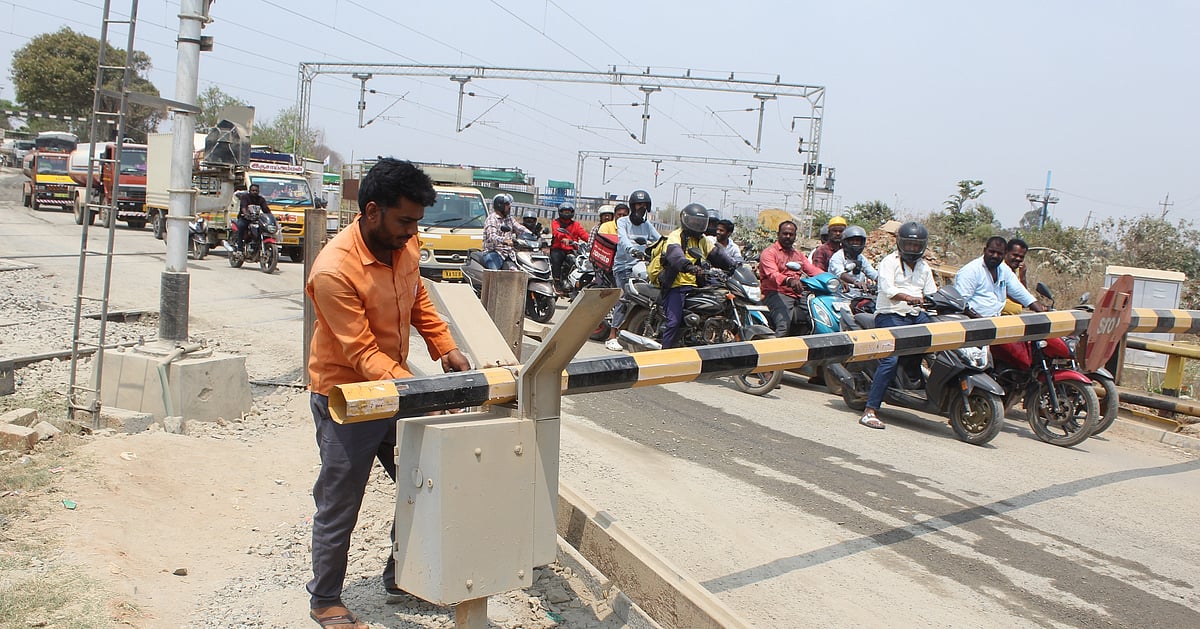 Gate Issue Railway Gate Issue: ಆನೇಕಲ್: ಹದಗೆಟ್ಟ ರೈಲ್ವೆ ಗೇಟ್ ಸ್ವಯಂ ಚಾಲಿತ ವ್ಯವಸ್ಥೆ ...