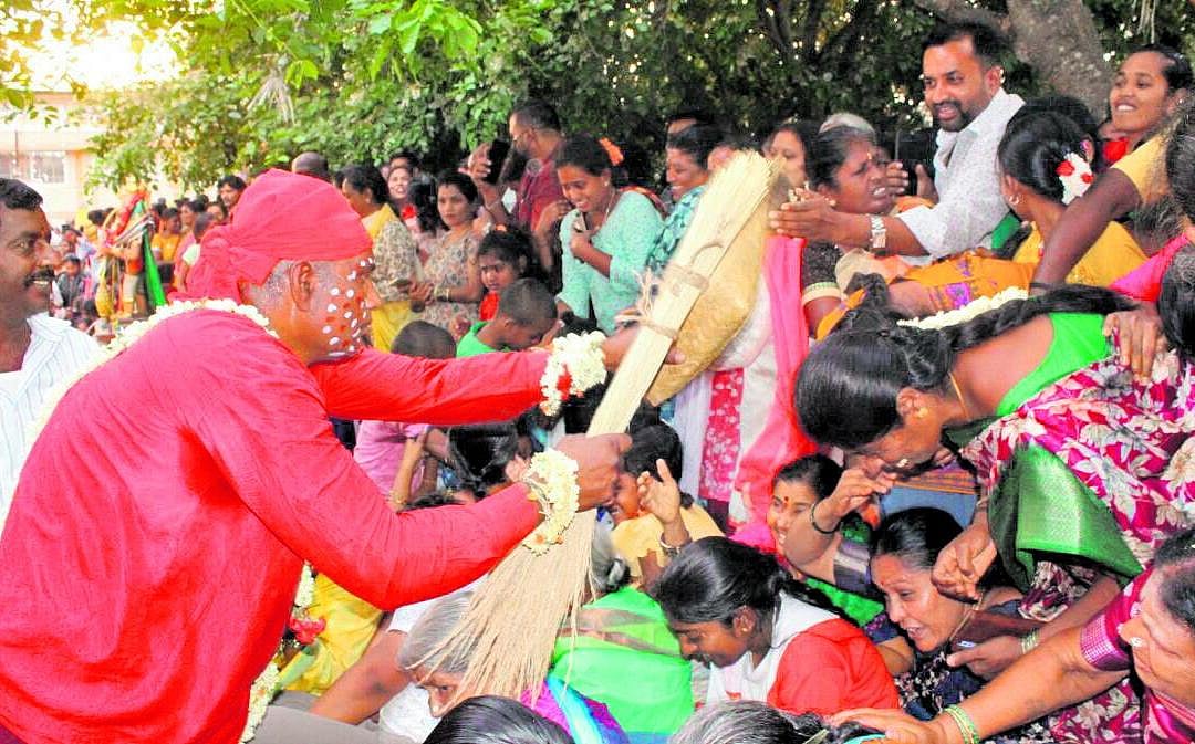Anekal Festival: ಆನೇಕಲ್ ಧರ್ಮರಾಯಸ್ವಾಮಿ ದೇವಾಲಯದಲ್ಲಿ ಕರಗ ಮಹೋತ್ಸವದ ಪ್ರಯುಕ್ತ ...