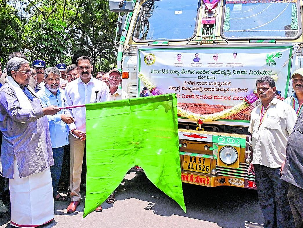 ತೆಂಗಿನ ನಾರಿನ ಉತ್ಪನ್ನ ಸರಬರಾಜಿಗೆ ಮುಖ್ಯಮಂತ್ರಿ ಸಿದ್ದರಾಮಯ್ಯ ಚಾಲನೆ