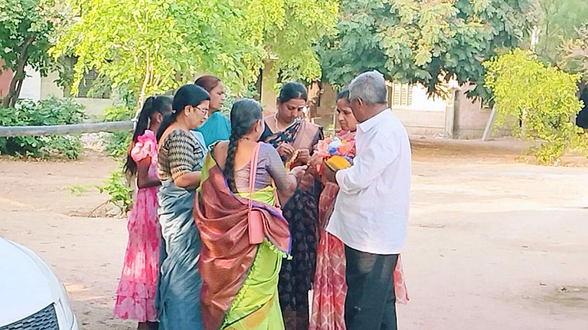 ಸಿಂಧನೂರು: ಪಾದಚಾರಿಗಳಿಗೆ ‘ನೆರಳಿನ ಕೊಡೆ’ ಹಿಡಿದ ಮರ