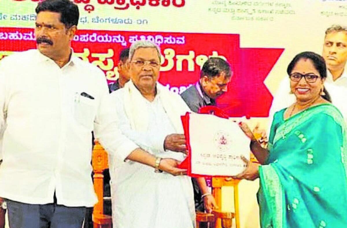 ‘ಕುದ್ಮುಲ್ ರಂಗರಾವ್' ಕೃತಿ ಅನಾವರಣಗೊಳಿಸಿದ ಮುಖ್ಯಮಂತ್ರಿ ಸಿದ್ಧರಾಮಯ್ಯ