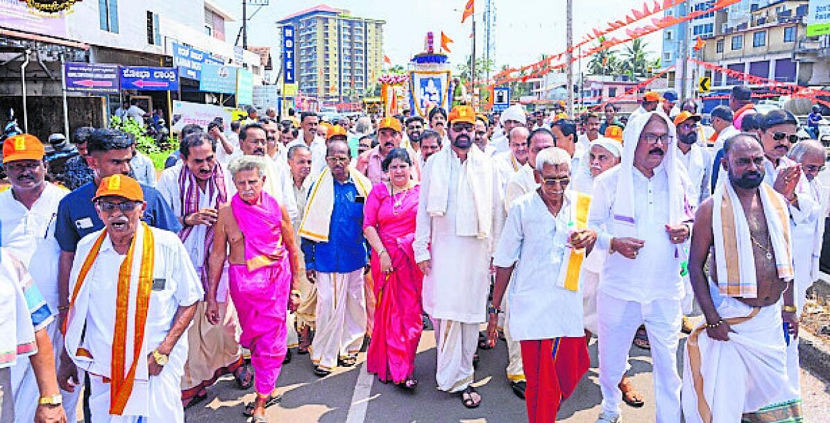 ಬ್ರಹ್ಮಕಲಶೋತ್ಸವ: ದಿವ್ಯಾಭರಣ, ಪರಿಕರ ಶೋಭಾಯಾತ್ರೆ