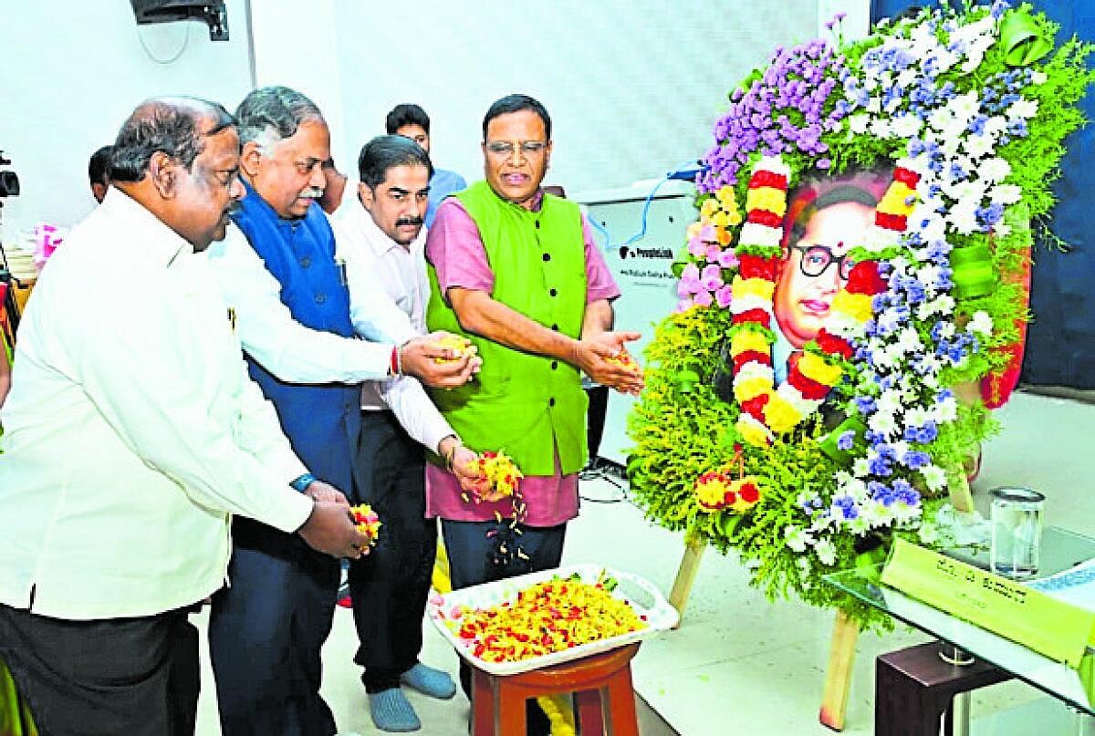 ಚರಿತ್ರೆಯ ವಾಸ್ತವ ಬಿಚ್ಚಿಡುವ ಕೃತಿ