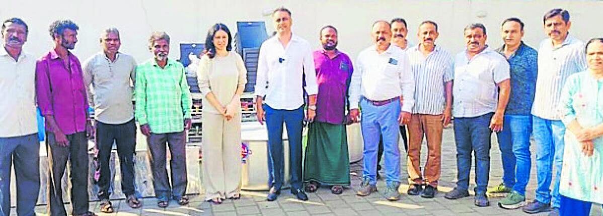 ನಾಗರಹೊಳೆ ಗಿರಿಜನರ ದೇಗುಲದ ದಾಸೋಹಕ್ಕೆ ಅಡುಗೆ ಪಾತ್ರೆ ವಿತರಣೆ