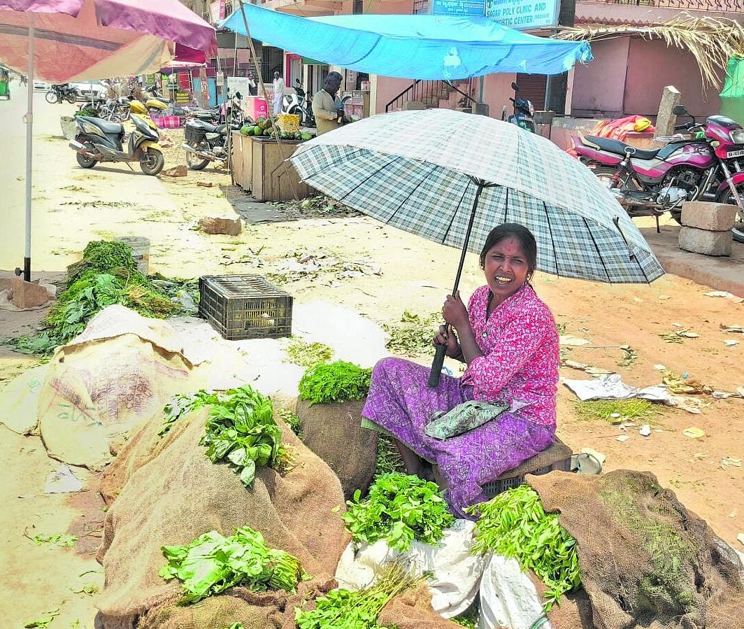 ರಣಬಿಸಿಲಿಗೆ ಒಣಗಿದ ಶುಕ್ರವಾರ ಸಂತೆ