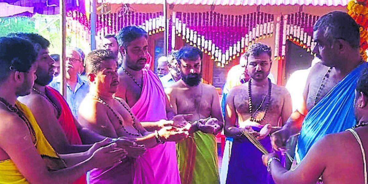 ವೀರಭದ್ರೇಶ್ವರನ ಪ್ರತಿಷ್ಠಾಷ್ಟಬಂಧ