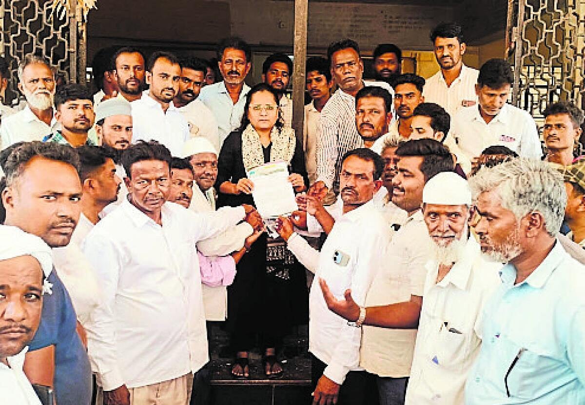 ದರ್ಗಾ ನಿರ್ಮಾಣ: ಜಮೀನು ಮಂಜೂರಿಗೆ ಆಗ್ರಹ