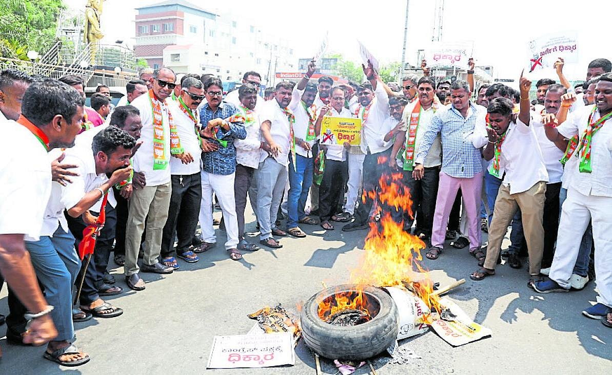 ಟೈರ್‌ಗೆ ಬೆಂಕಿ ಹಚ್ಚಿ ಬಿಜೆಪಿ ಪ್ರತಿಭಟನೆ