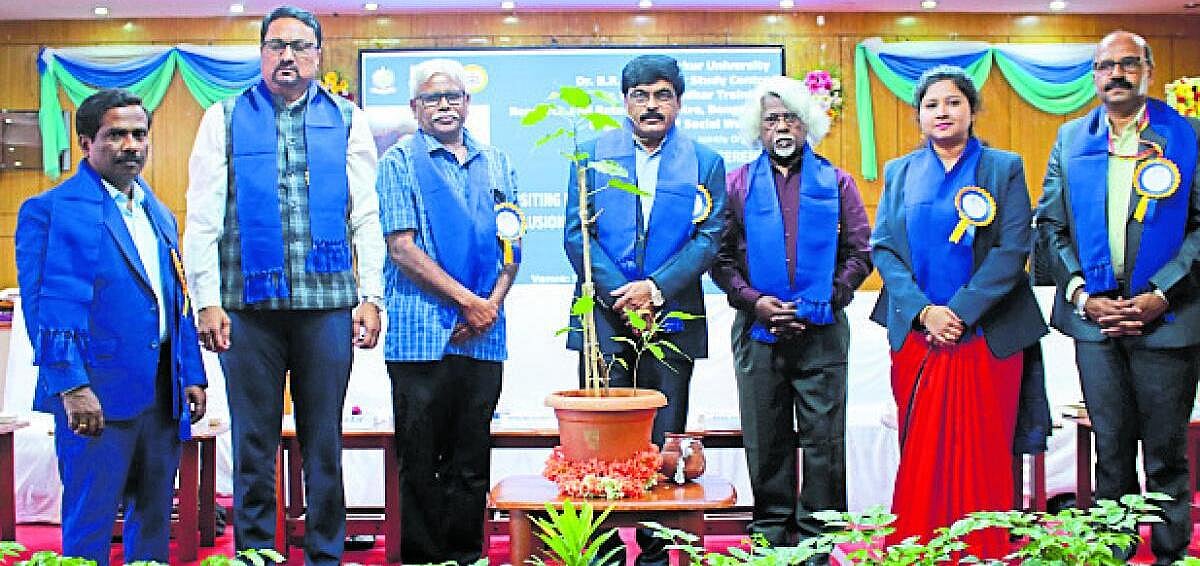 ಸಂವಿಧಾನ ಜತೆ ಮನುಸ್ಮ-ೃತಿ ಆಚರಣೆ: ವಿಷಾದ