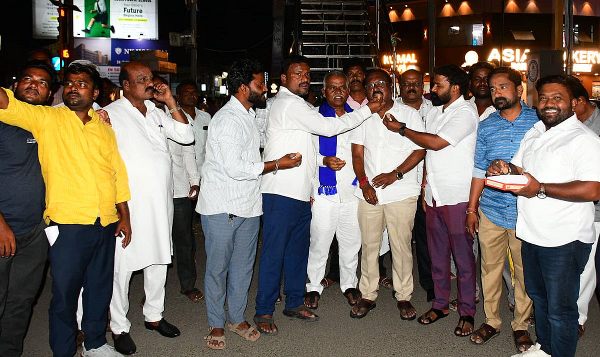 ಒಳಮೀಸಲಾತಿ: ಪಟಾಕಿ ಸಿಡಿಸಿ, ಸಿಹಿ ಹಂಚಿ ಸಂಭ್ರಮಾಚರಣೆ
