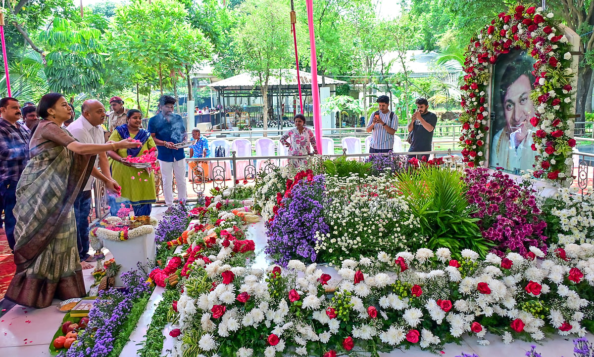 ಅಣ್ಣಾವ್ರ ಸಮಾಧಿ ಸ್ಥಳಕ್ಕೆ ಆಕ್ಷೇಪ: ಚೇತನ್ ಮನೆಗೆ ಮುತ್ತಿಗೆ; ಕ್ಷಮೆಯಾಚಿಸಿದ ನಟ