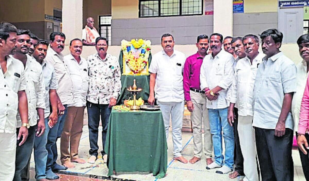 ‘ಮಹನೀಯರ ಮಾರ್ಗದರ್ಶನ ಮನುಕುಲಕ್ಕೆ ದಾರಿದೀಪ’