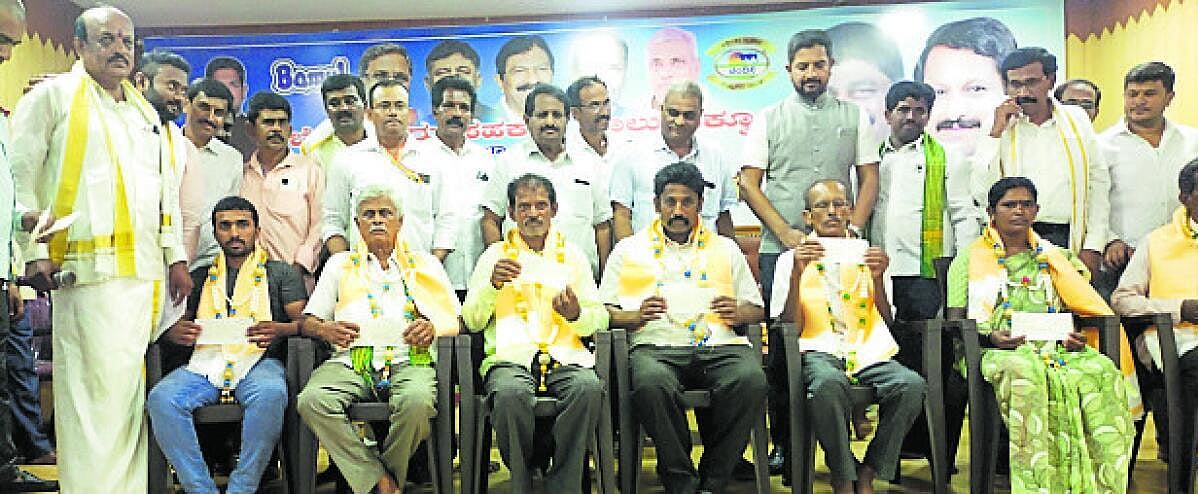 ಪ್ರತಿಭಾ ಪುರಸ್ಕಾರ, ವೈದ್ಯಕೀಯ ವೆಚ್ಚ ಚೆಕ್ ವಿತರಣೆ