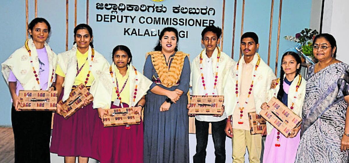 ಜಿಲ್ಲಾ ಟಾಪರ್ಗಳಿಗೆ ಡಿ.ಸಿ ಸನ್ಮಾನ