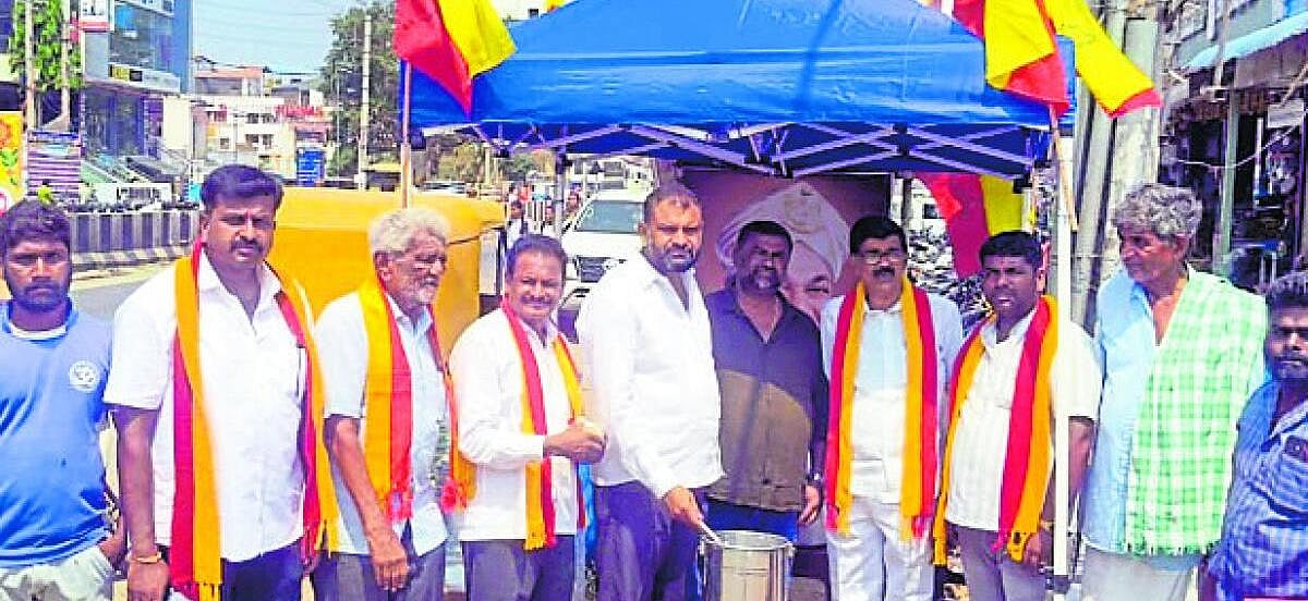 ರಾಜ್‌ ಜನ್ಮದಿನಕ್ಕೆ ನೀರು, ಮಜ್ಜಿಗೆ ವಿತರಣೆ