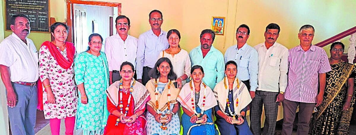 ಶಿಕ್ಷಣ ಇಲಾಖೆಯಿಂದ ಸಾಧಕರಿಗೆ ಸನ್ಮಾನ