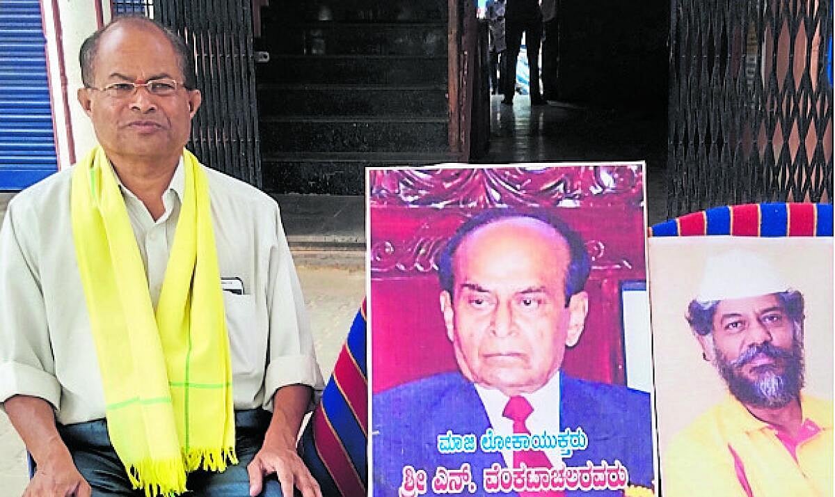 ರಸ್ತೆಬದಿ ವ್ಯಾಪಾರ ತೆರವಿಗೆ ಆಗ್ರಹ: ವೈದ್ಯನ ಏಕಾಂಗಿ ಹೋರಾಟ