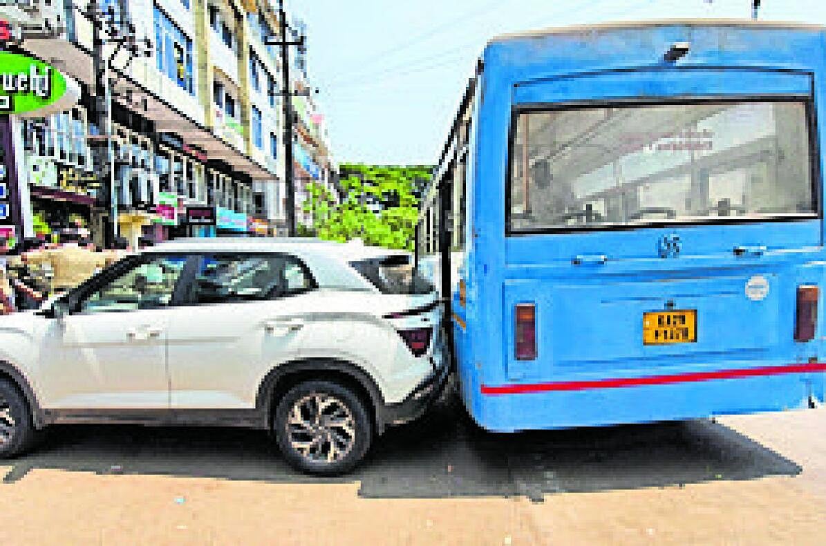 ಬಸ್ ಡಿಕ್ಕಿ: ಕಾರುಗಳು ಜಖಂ