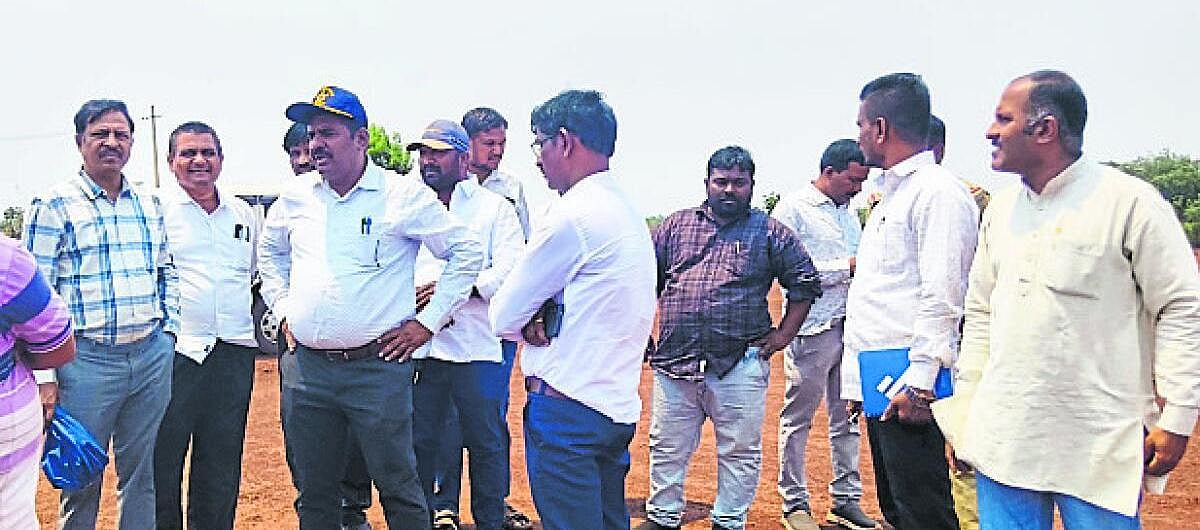 ಎಸಿ ಭೇಟಿ ವಿರೋಧಿಸಿದ ತೆಲಂಗಾಣ ಜನ