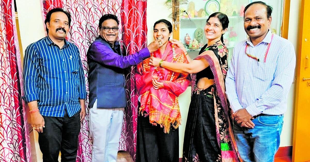 ಎಸ್ಎಸ್ಎಲ್ಸಿ: ಸಾಧಕ ವಿದ್ಯಾರ್ಥಿನಿಗೆ ಸನ್ಮಾನ