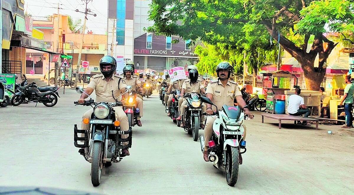 ಲಿಂಗಸುಗೂರು: ಪೊಲೀಸರಿಂದ ಹೆಲ್ಮೆಟ್ ಜಾಗೃತಿ ಜಾಥಾ