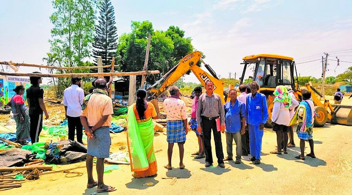 ರಸ್ತೆ ಬದಿಯ ಅನಧಿಕೃತ ಅಂಗಡಿ ತೆರವು