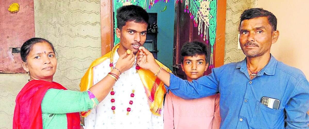 ಶಿಕಾರಿಪುರ: ಗಾರೆ ಕೆಲಸದವರ ಮಗ ತಾಲ್ಲೂಕಿಗೆ ಮೊದಲಿಗ