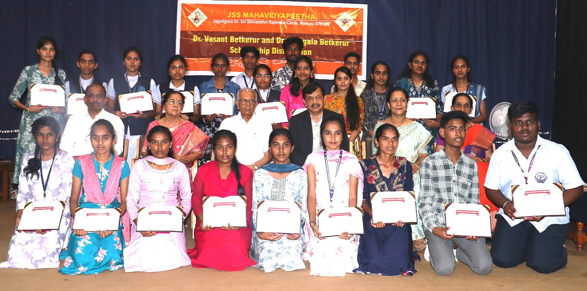 ದತ್ತಿ ನಿಧಿಯಿಂದ ವಿದ್ಯಾರ್ಥಿವೇತನ ವಿತರಣೆ