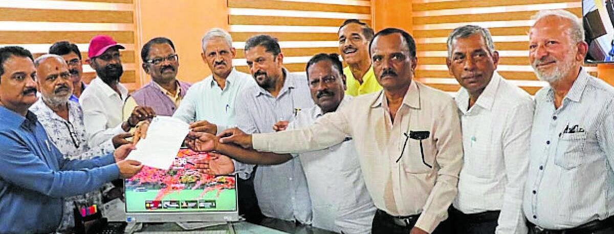 ಖಾತೆ ಬದಲಾವಣೆ ಶುಲ್ಕ ದಂಧೆ: ಕ್ರಮಕ್ಕೆ ಒತ್ತಾಯ