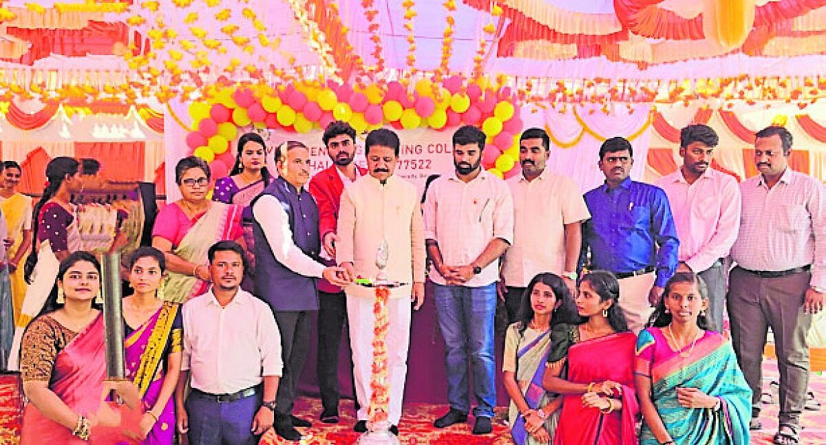 ವಿದ್ಯಾರ್ಥಿಗಳು ಉಜ್ವಲ ಭವಿಷ್ಯಕ್ಕಾಗಿ ಓದಬೇಕು: ಶಾಸಕ ಟಿ.ರಘುಮೂರ್ತಿ