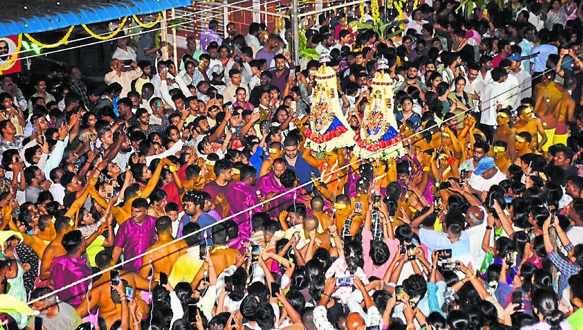 ಮೈಸೂರು ಕರಗ: ಅದ್ದೂರಿ ಮೆರವಣಿಗೆ