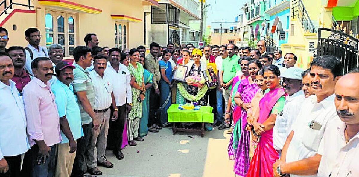 ತಾಲ್ಲೂಕಿಗೆ ಪ್ರಥಮ; ವಿದ್ಯಾರ್ಥಿನಿಗೆ ಸತ್ಕಾರ