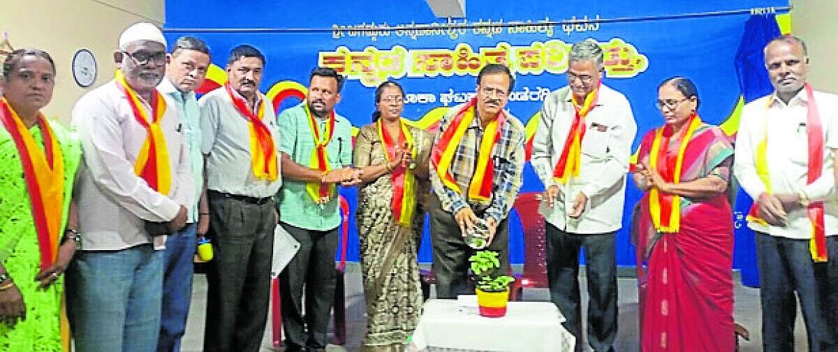 ‘ಜನಪ್ರತಿನಿಧಿಗಳು ಶರಣರ ವಚನ ಓದಲಿ’