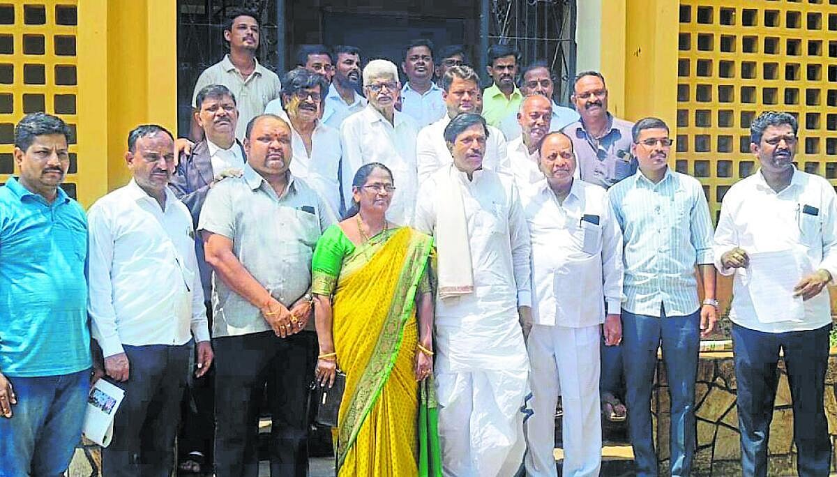 ವೀರಶೈವ ಪಂಚಮಸಾಲಿ ಪೀಠದ ಟ್ರಸ್ಟಿಗಳ ರಾಜೀನಾಮೆಗೆ ಆಗ್ರಹ