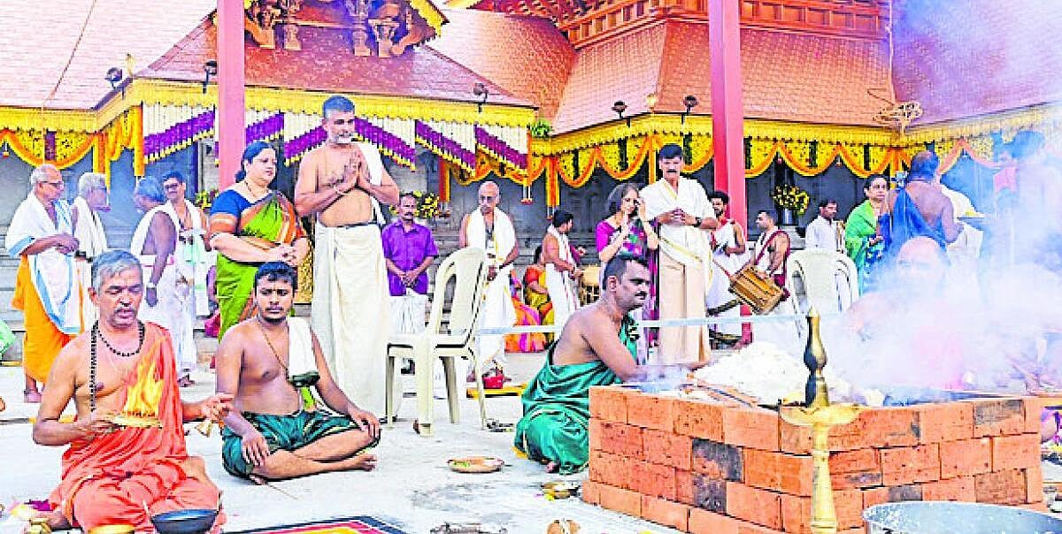 ಶ್ರೀಪಾದರ ಸಾನಿಧ್ಯದಲ್ಲಿ ಸಂಸ್ಥಾಪನಾ ಪೂಜೆ